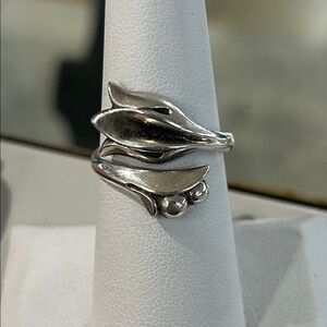 432807 silver flower bi-pass ring